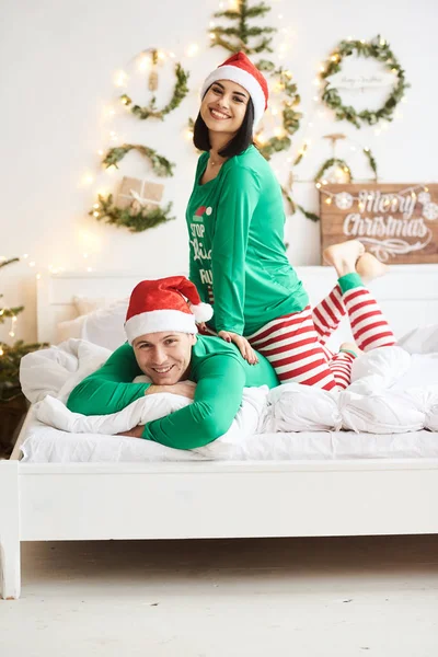 Feliz jovem romântico caucasiano casal desgaste pijama ter diversão la — Fotografia de Stock