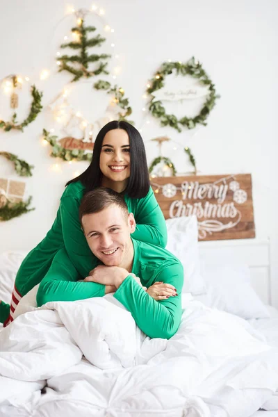 Felice giovane coppia romantica caucasica indossare pigiama divertirsi la — Foto Stock