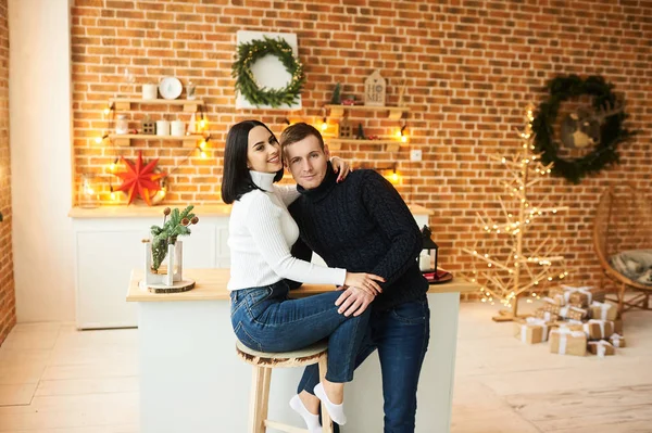 Jovem casal vestido com camisolas se divertir no Natal dec — Fotografia de Stock