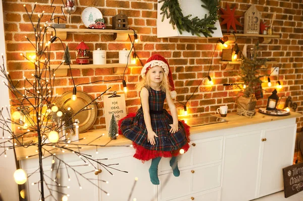 Retrato de uma menina bonita em um chapéu de Natal e vestido — Fotografia de Stock