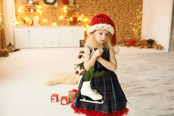 Porträt eines kleinen schönen Mädchens mit Weihnachtsmütze und -kleid — Stockfoto