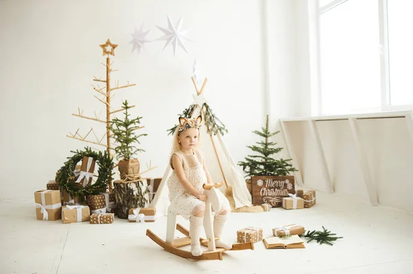 Wingwam ve Noel ağacının yanında küçük bir kızın portresi. — Stok fotoğraf