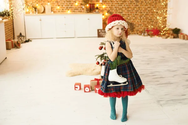 Retrato de uma menina bonita em chapéu de natal e vestido i — Fotografia de Stock