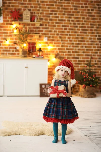 Retrato de una niña hermosa en el sombrero de Navidad y el vestido i — Foto de Stock