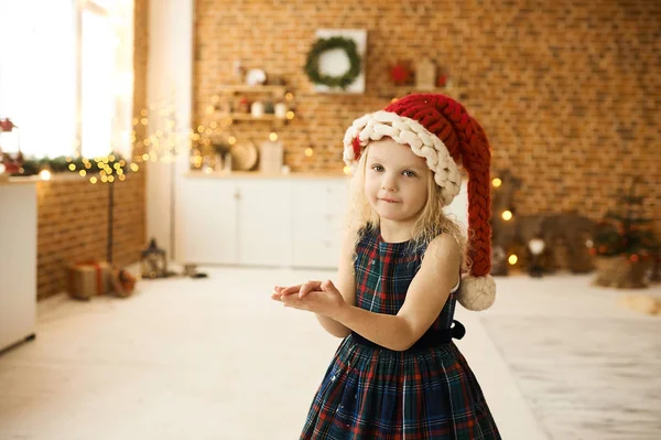 Noel şapkası ve elbisesi içinde güzel bir kızın portresi. — Stok fotoğraf