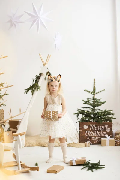 Wingwam ve Noel ağacının yanında küçük bir kızın portresi. — Stok fotoğraf