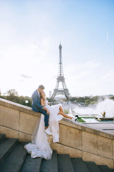 Noiva Feliz Noivo Desfrutando Seu Casamento Paris — Fotografia de Stock