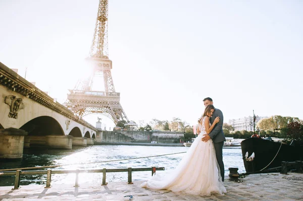 Glad Brud Och Brudgum Njuter Sitt Bröllop Paris — Stockfoto