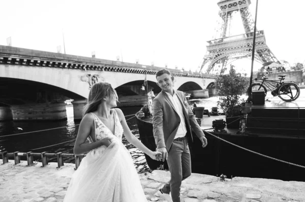 Счастливые Жених Невеста Наслаждаются Свадьбой Париже — стоковое фото