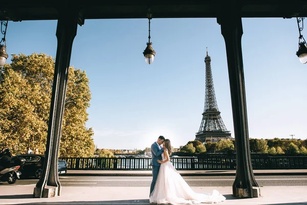 Szczęśliwa Panna Młoda Pan Młody Cieszący Się Swoim Ślubem Paryżu — Zdjęcie stockowe