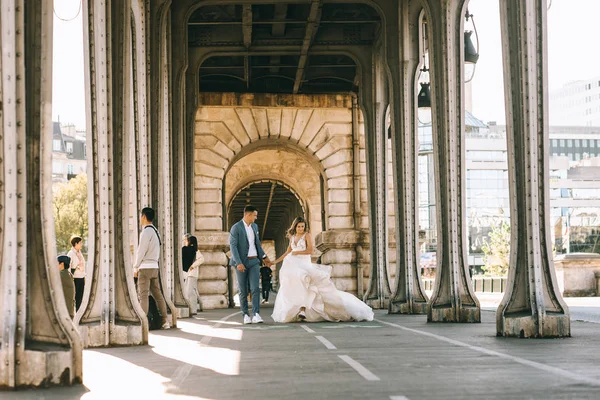 Glad Brud Och Brudgum Njuter Sitt Bröllop Paris — Stockfoto