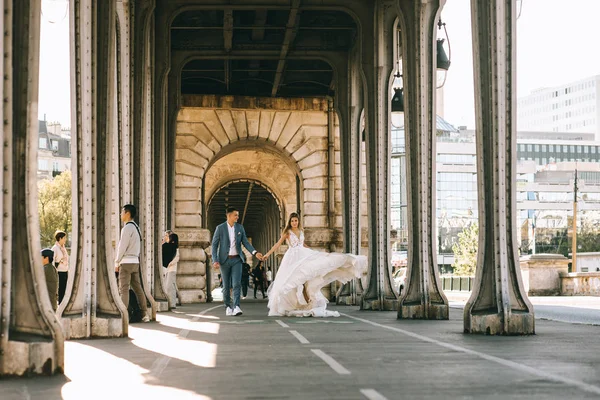 Glad Brud Och Brudgum Njuter Sitt Bröllop Paris — Stockfoto