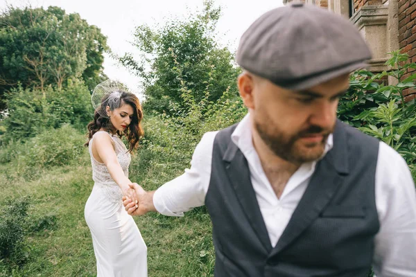 Matrimonio retrò coppia, sposa, sposo a piedi vicino a un vecchio chu mattone — Foto Stock