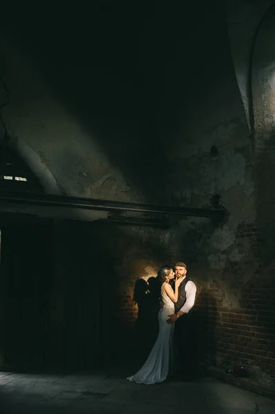 Pareja de boda retro, novia, novio dentro de la vieja iglesia en el —  Fotos de Stock