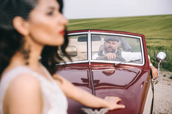 Casal de casamento elegante, noiva, noivo perto de carro retro. Óptimo. — Fotografia de Stock