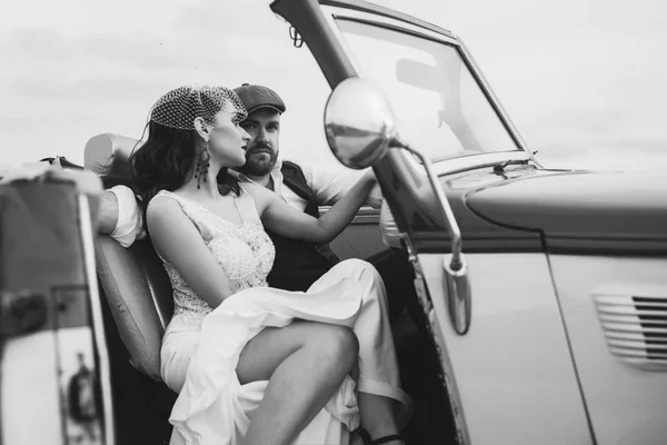 Elegante pareja de boda, novia, novio abrazándose en coche retro . —  Fotos de Stock