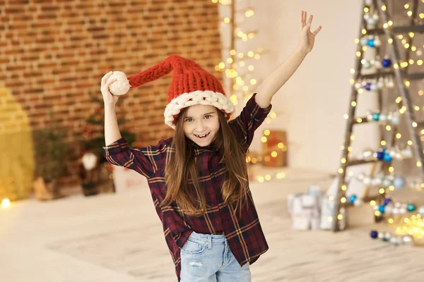 Um retrato de uma menina em uma casa decorada de Natal em um — Fotografia de Stock