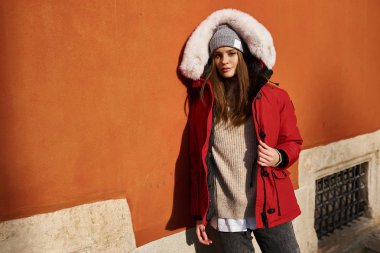 Caddede yürüyen genç ve şık bir kızın portresi.