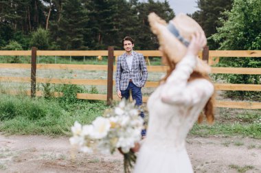 Güzel genç çift gelin ve damat ağaçların arasında yürüyorlar.