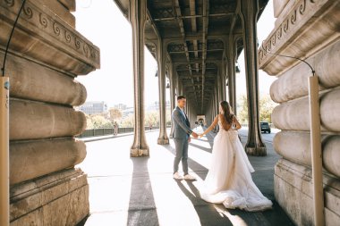 Mutlu romantik evli çift P Eyfel kulesi yakınında sarılma