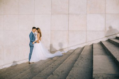 Mutlu romantik evli çift P Eyfel kulesi yakınında sarılma