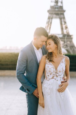 Mutlu romantik evli çift P Eyfel kulesi yakınında sarılma