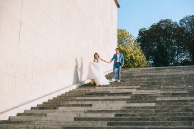 Mutlu romantik evli çift P Eyfel kulesi yakınında sarılma