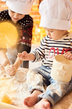 Çocuk pişmiş ve un ve kitch hamur ile oynadı