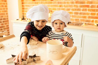 Çocuk pişmiş ve un ve kitch hamur ile oynadı