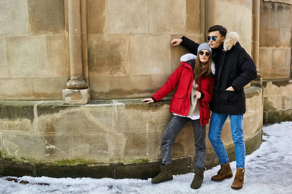 Una pareja de jóvenes de moda pasea por la ciudad en Navidad — Foto de Stock