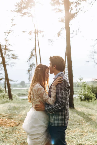 Una giovane coppia di spose passeggia nella pineta — Foto Stock