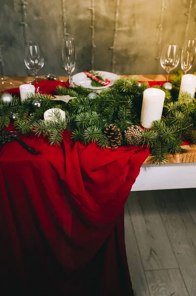 Cadre de table rouge élégant avec bougies allumées et dec de Noël — Photo