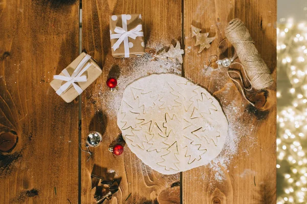 Kerst koekjes bereiden op een houten ondergrond, plat leggen, top — Stockfoto