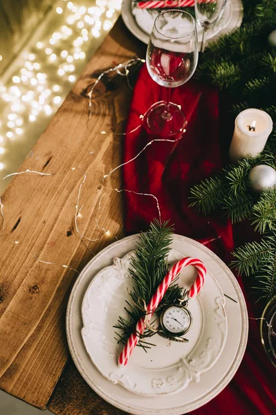 用燃烧的蜡烛和圣诞装饰品装饰的精致餐桌 — 图库照片