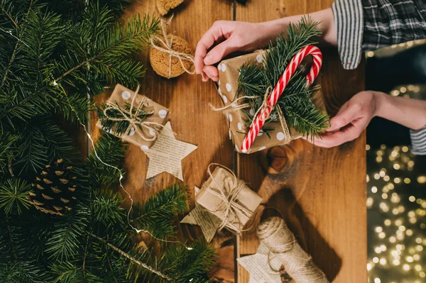 Manos de mujer preparándose para Navidad. Artesanía navideña, cono de pino — Foto de Stock
