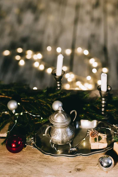 Décoration de Noël sur table en bois. Bougies, sapin de Noël br — Photo