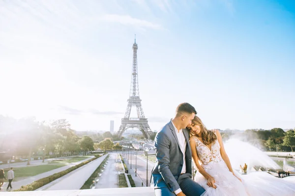 Heureux couple marié romantique étreignant près de la tour Eiffel à P — Photo