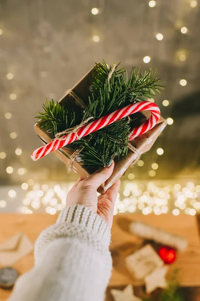 Manos de mujer preparándose para Navidad. Artesanía navideña, cono de pino — Foto de Stock