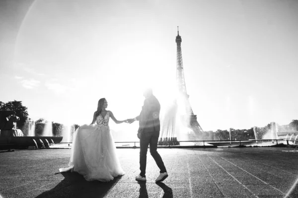 幸福浪漫的已婚夫妇拥抱在埃菲尔铁塔附近在P — 图库照片