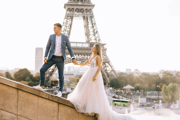 Šťastné romantické manželovy dvojice, které se objímají u Eiffelovy věže v P — Stock fotografie