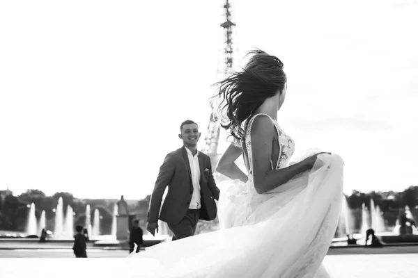 Feliz pareja romántica casada abrazándose cerca de la torre Eiffel en P —  Fotos de Stock