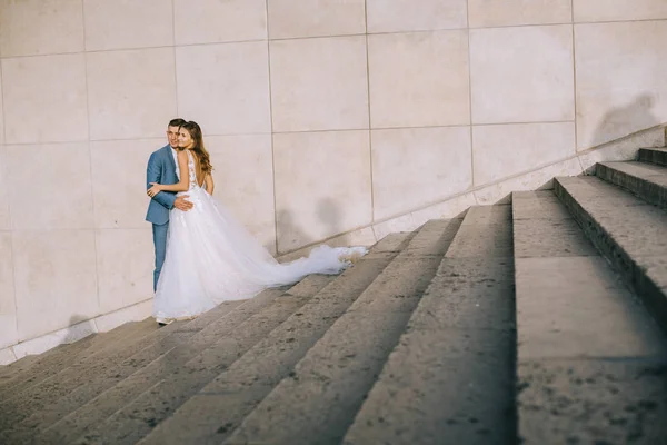 Feliz casal romântico abraçando perto da torre Eiffel em P — Fotografia de Stock