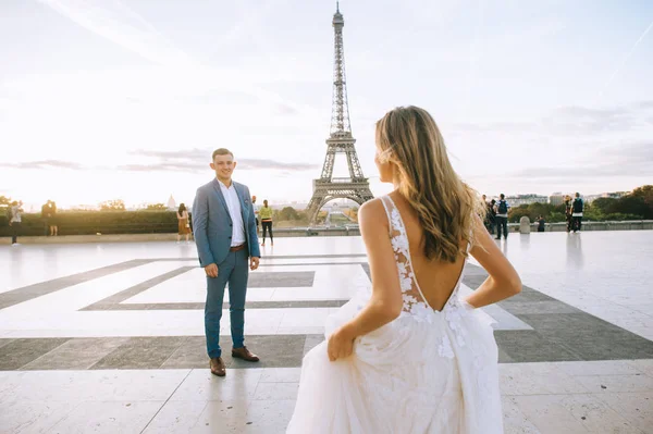 Feliz pareja romántica casada abrazándose cerca de la torre Eiffel en P —  Fotos de Stock