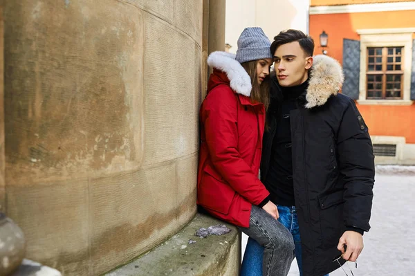Una pareja de jóvenes de moda pasea por la ciudad en Navidad — Foto de Stock