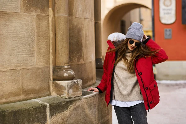 Porträtt av en ung fashionabel flicka går på gatan i th — Stockfoto