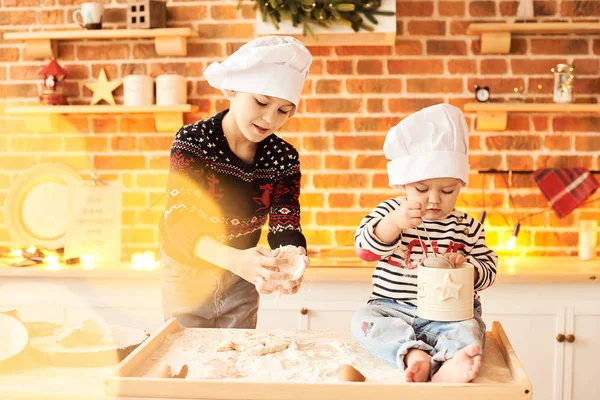 Kinder werden in der Küche mit Mehl und Teig gekocht und gespielt — Stockfoto