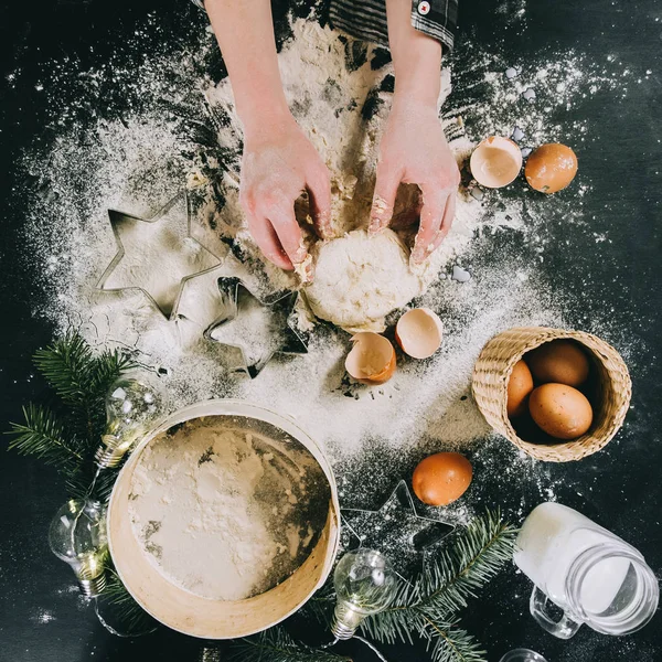 Menyiapkan kue Natal, tampilan atas, filter retro diterapkan, rumah Stok Lukisan  