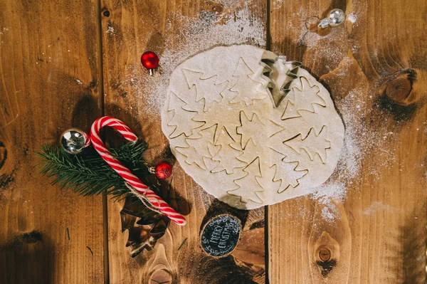 Kerst koekjes bereiden op een houten ondergrond, plat leggen, top Stockfoto