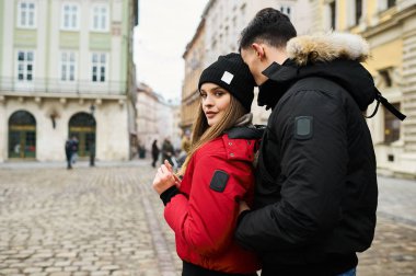 Modayı takip eden genç bir çift Noel zamanı şehirde yürür.