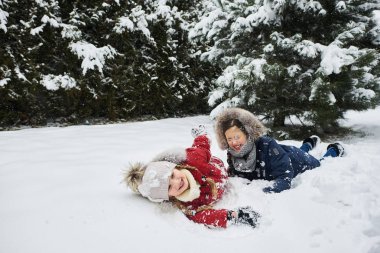 Dışarıda, dışarıda, Noel ağacının yanında oynayan sevimli bir çocuk.